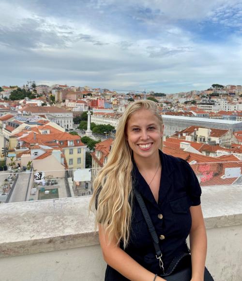 Maria Hally med Lisabon i baggrunden