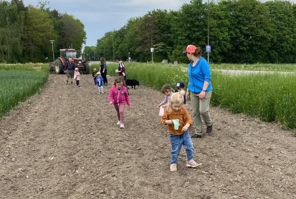 Børnehavebørn sår blomsterfrø